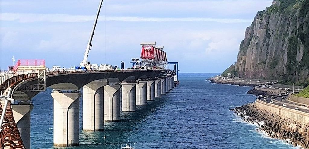 Route du Littoral : Dragage, Terrassements, Travaux d'Accès Difficiles, Fondations et Confortements